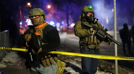 Ante el riesgo para su integridad, el agente realizó un disparo defensivo, que impactó al agresor principal en la pierna. AP/A.GARY