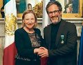 La embajadora de Francia en México, Delphine Borione, entregó al actor Gael García Bernal la Orden de las Artes y las Letras en grado de Oficial. ESPECIAL