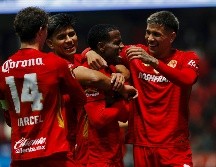 Helinho celebra con sus compañeros el gol de la victoria. EFE/F. Gutiérrez
