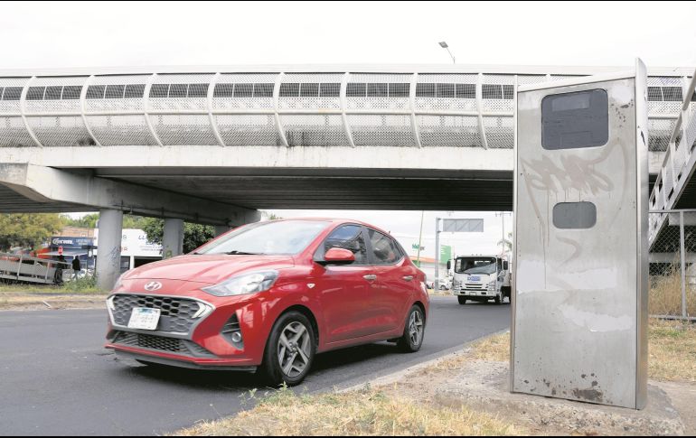 Los nuevos radares se instalarán en las avenidas más peligrosas de la ciudad para reducir los accidentes, como en 8 de Julio y Camino Real a Colima. En la imagen, el radar ubicado en el cruce de Patria y Colón. EL INFORMADOR/A. Navarro