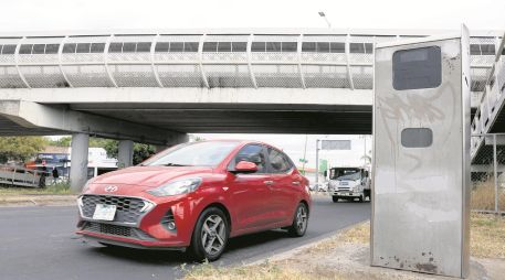 Los nuevos radares se instalarán en las avenidas más peligrosas de la ciudad para reducir los accidentes, como en 8 de Julio y Camino Real a Colima. En la imagen, el radar ubicado en el cruce de Patria y Colón. EL INFORMADOR/A. Navarro