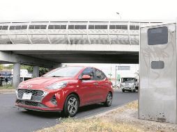 Los nuevos radares se instalarán en las avenidas más peligrosas de la ciudad para reducir los accidentes, como en 8 de Julio y Camino Real a Colima. En la imagen, el radar ubicado en el cruce de Patria y Colón. EL INFORMADOR/A. Navarro