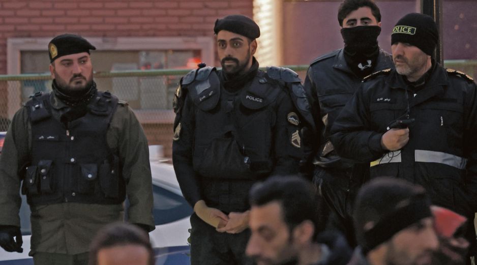 Policías iraníes han desplegado un amplio uso de la fuerza en las protestas. EFE