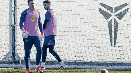 Los porteros culés Marc André ter Stegen (izquierda) y Joan García (derecha) previo al duelo. EFE