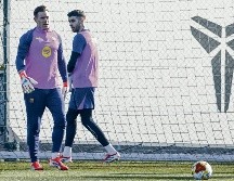 Los porteros culés Marc André ter Stegen (izquierda) y Joan García (derecha) previo al duelo. EFE