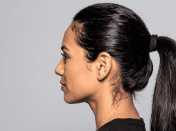 Uno de los efectos más comunes de amarrarse el cabello a diario es el debilitamiento de la fibra capilar. CANVA