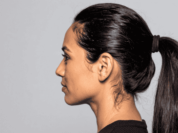 Uno de los efectos más comunes de amarrarse el cabello a diario es el debilitamiento de la fibra capilar. CANVA