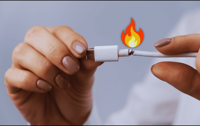 Los cargadores de celular suelen carecer de reguladores de voltaje y sistemas de seguridad adecuados. ESPECIAL / CANVA