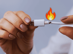 Los cargadores de celular suelen carecer de reguladores de voltaje y sistemas de seguridad adecuados. ESPECIAL / CANVA