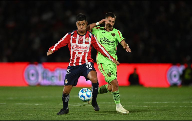 Tras el silbatazo final en la frontera con marcador de 0-1 a favor del Rebaño, Gabriel Milito, estratega de los rojiblancos, no ocultó su satisfacción por el desempeño de su plantel, resaltando la capacidad de adaptación de sus jugadores jóvenes ante un escenario complejo. IMAGO7