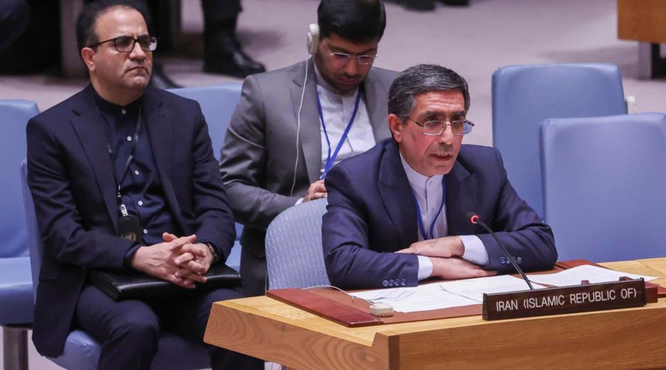 El vice representante de Irán ante las Naciones Unidas Gholamhossein Darzi habla durante una sesión de emergencia del Consejo de Seguridad que discute las mortíferas protestas en Irán en la sede de las Naciones Unidas en Nueva York. EFE/ S. YENESEL