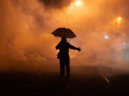 Las imágenes de las protestas muestran a los agentes federales utilizando gases lacrimógenos y granadas aturdidoras para disuadir a los manifestantes. EFE/ Olga Fedorova