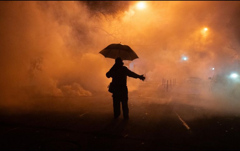 Las imágenes de las protestas muestran a los agentes federales utilizando gases lacrimógenos y granadas aturdidoras para disuadir a los manifestantes. EFE/ Olga Fedorova
