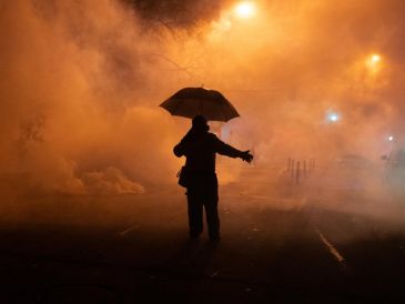 Las imágenes de las protestas muestran a los agentes federales utilizando gases lacrimógenos y granadas aturdidoras para disuadir a los manifestantes. EFE/ Olga Fedorova