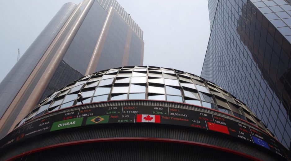 En la jornada, el peso mexicano se apreció un 0.69 % frente al dólar, al cotizar en 17.48 unidades por billete verde, frente a los 17.61 en la jornada anterior, según datos del Banco de México. EFE / ARCHIVO