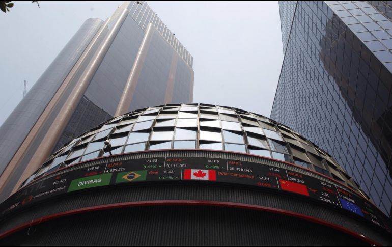 En la jornada, el peso mexicano se apreció un 0.92 % frente al dólar, al cotizar en 17.65 unidades por billete verde, frente a los 17.81 en la jornada anterior, según datos del Banco de México. EFE / ARCHIVO