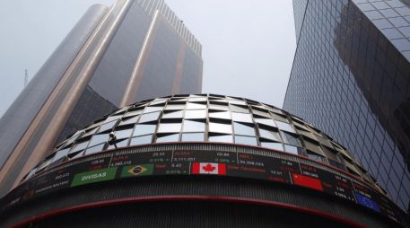 En la jornada, el peso mexicano se apreció un 0.92 % frente al dólar, al cotizar en 17.65 unidades por billete verde, frente a los 17.81 en la jornada anterior, según datos del Banco de México. EFE / ARCHIVO