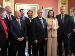 La líder opositora venezolana y Premio Nobel de la Paz, María Corina Machado, posa junto a los senadores Dick Durbin y Alex Padilla y otros senadores durante una visita al Congreso de los Estados Unidos este 15 de enero de 2026, en Washington. EFE/ L. Nolly