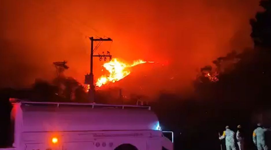 El incendio provocó la quema de extensas áreas de vegetación y generó riesgo para zonas cercanas a asentamientos humanos. ESPECIAL.