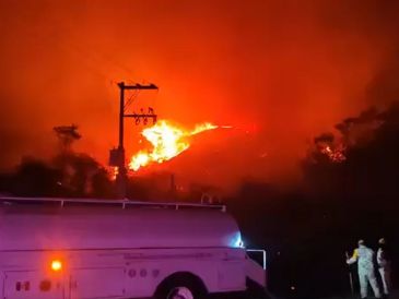 El incendio provocó la quema de extensas áreas de vegetación y generó riesgo para zonas cercanas a asentamientos humanos. ESPECIAL.