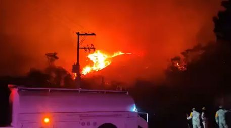 El incendio provocó la quema de extensas áreas de vegetación y generó riesgo para zonas cercanas a asentamientos humanos. ESPECIAL.