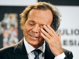 Julio Iglesias hace un gesto tras recibir el Premio al Artista con Más Discos Vendidos en España y el Premio al Artista Latino con Más Álbumes Vendidos en el Mundo, el 16 de diciembre de 2011. AFP