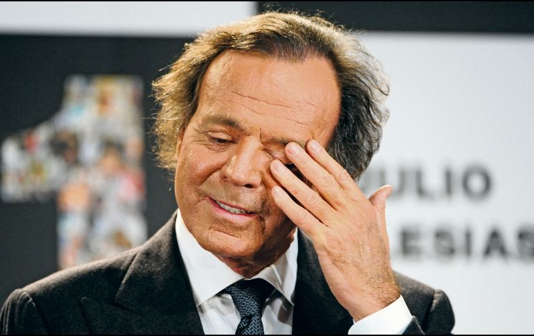 Julio Iglesias hace un gesto tras recibir el Premio al Artista con Más Discos Vendidos en España y el Premio al Artista Latino con Más Álbumes Vendidos en el Mundo, el 16 de diciembre de 2011. AFP