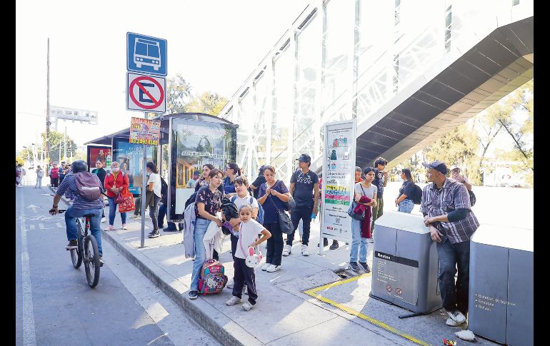 Además de los estudiantes de preparatoria y universidades, los alumnos de kínder, primaria y secundaria en Jalisco también accederán al subsidio estatal y solo pagarán cinco pesos por pasaje en el transporte público. EL INFORMADOR