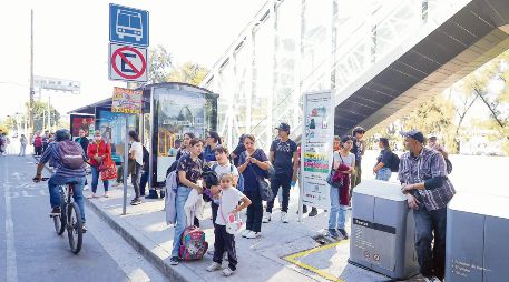 Además de los estudiantes de preparatoria y universidades, los alumnos de kínder, primaria y secundaria en Jalisco (que son 1.6 millones) también accederán al subsidio estatal y solo pagarán cinco pesos por pasaje en el transporte público. Sus papás deben tramitar la Tarjeta Única. EL INFORMADOR