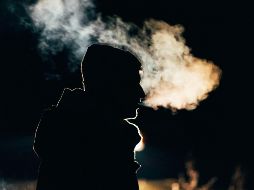 Al vestirte utiliza varias capas de ropa para poder ajustarte a la temperatura y conservar mejor tu calor corporal, así evitarás el contraer enfermedades respiratorios. Unsplash