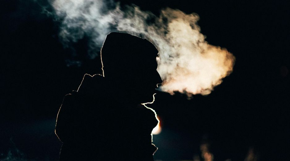 Al vestirte utiliza varias capas de ropa para poder ajustarte a la temperatura y conservar mejor tu calor corporal, así evitarás el contraer enfermedades respiratorios. Unsplash