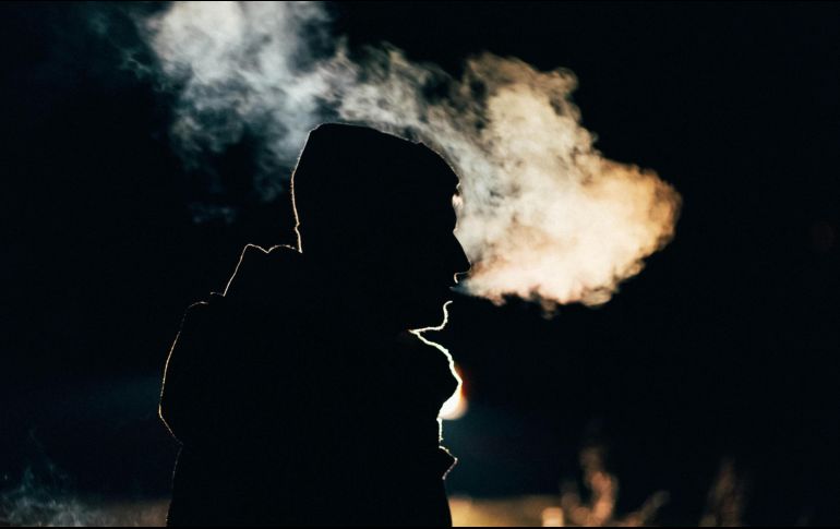 Al vestirte utiliza varias capas de ropa para poder ajustarte a la temperatura y conservar mejor tu calor corporal, así evitarás el contraer enfermedades respiratorios. Unsplash