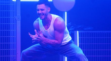 Alejandro Speitzer protagoniza la obra de teatro Cruise, mi última noche en la Tierra en el Teatro Galerías. ESPECIAL/SG PRODUCCIONES.