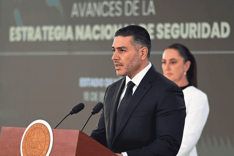 El secretario de Seguridad y Protección Ciudadana, Omar García Harfuch, hablando durante la conferencia de prensa este viernes en el municipio de Ecatepec. EFE / Presidencia de México
