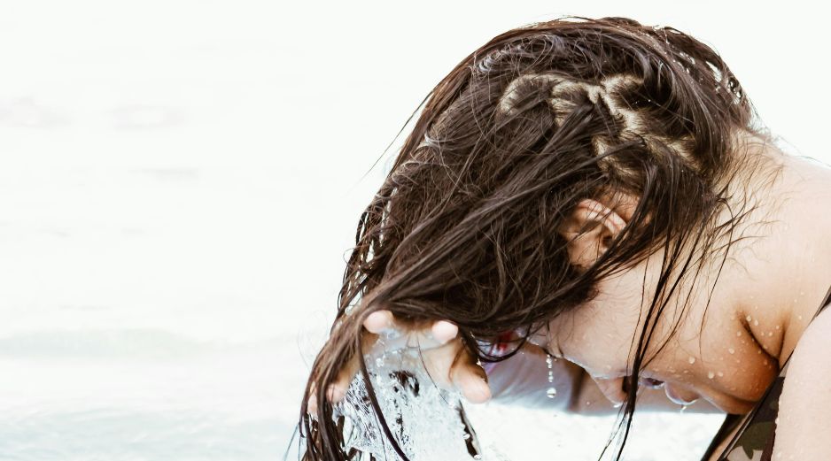 Existen algunos hábitos sencillos para cuidar tu cabello. UNSPLASH / E. LARREGUI