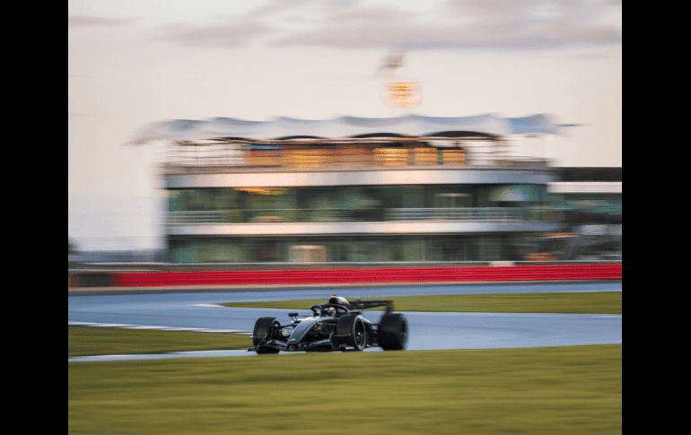 El clima del país británico dificultó las pruebas, aunque unas horas después, se encendieron los motores. X / @SChecoPerez