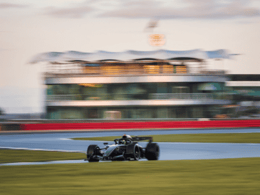 El clima del país británico dificultó las pruebas, aunque unas horas después, se encendieron los motores. X / @SChecoPerez