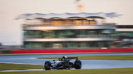 El clima del país británico dificultó las pruebas, aunque unas horas después, se encendieron los motores. X / @SChecoPerez