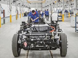 El aumento en las ventas de autos chinos en México se debe principalmente a su competitividad en precios, ofreciendo vehículos hasta un 30% más baratos que otras marcas. AFP