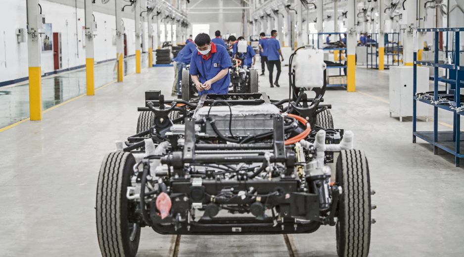 El aumento en las ventas de autos chinos en México se debe principalmente a su competitividad en precios, ofreciendo vehículos hasta un 30% más baratos que otras marcas. AFP