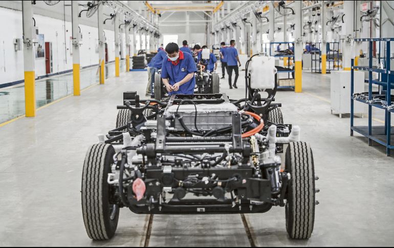 El aumento en las ventas de autos chinos en México se debe principalmente a su competitividad en precios, ofreciendo vehículos hasta un 30% más baratos que otras marcas. AFP
