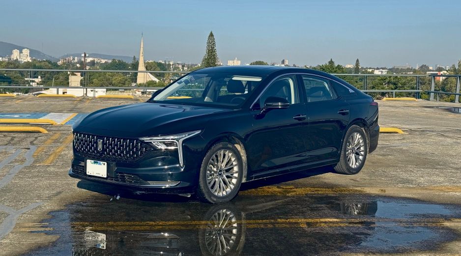 Con 4.8 metros de largo, diseño fastback y rines de 18 pulgadas, el Bestune B70 1.5 apuesta por presencia, espacio y estilo. CORTESÍA