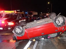Además del auto volcado, otros tres vehículos estaban involucrados en el accidente. ESPECIAL / FACEBOOK Protección Civil y Bomberos Zapopan