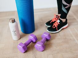 Dormir entre 7 y 8 horas, hacer 40 minutos de actividad física moderada o vigorosa al día y llevar una dieta saludable podría implicar más de 9 años de esperanza de vida adicional y buena salud. ESPECIAL / CANVA