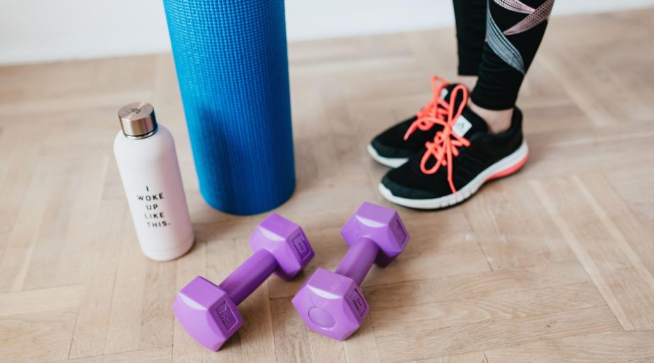 Dormir entre 7 y 8 horas, hacer 40 minutos de actividad física moderada o vigorosa al día y llevar una dieta saludable podría implicar más de 9 años de esperanza de vida adicional y buena salud. ESPECIAL / CANVA