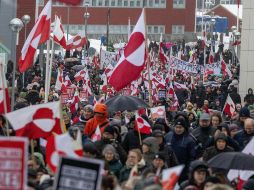 Personas se manifiestan durante una protesta este sábado, en Nuuk (Groenlandia). EFE/ Julio Cesar Rivas