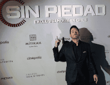 El actor estadounidense se dio el tiempo para firmar autógrafos a algunos fans que aprovecharon para sacar fotos y saludar al intérprete. EFE/ J. Méndez