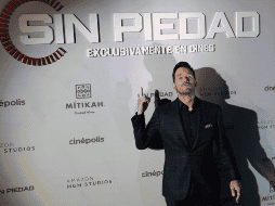 El actor estadounidense se dio el tiempo para firmar autógrafos a algunos fans que aprovecharon para sacar fotos y saludar al intérprete. EFE/ J. Méndez