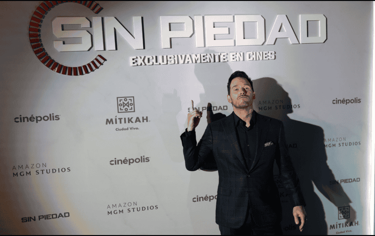 El actor estadounidense se dio el tiempo para firmar autógrafos a algunos fans que aprovecharon para sacar fotos y saludar al intérprete. EFE/ J. Méndez