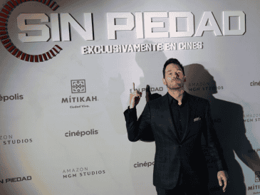 El actor estadounidense se dio el tiempo para firmar autógrafos a algunos fans que aprovecharon para sacar fotos y saludar al intérprete. EFE/ J. Méndez